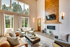 Luxe Broken Bow Cabin Hot Tub and Outdoor Fireplace